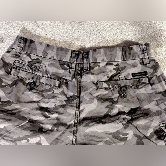Calvin Klein jeans camo shorts size 32 in excellent condition - Picture 2 of 7